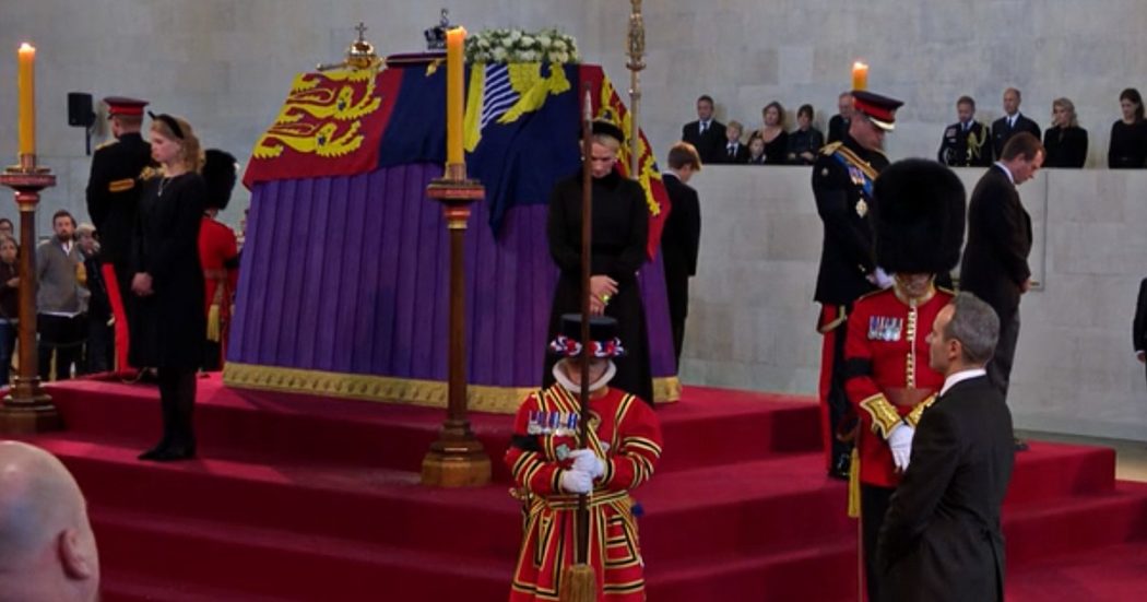 Regina Elisabetta, 15 minuti a capo chino per gli 8 nipoti della sovrana