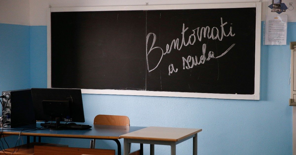 I controlli della qualità dell’aria nelle classi rimangono sulla carta: il governo li prevede ma poi non stanzia fondi. Le Regioni: “L’applicazione delle linee guida è impraticabile”