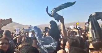 Iran, uccisa dalla polizia perché indossa male il velo: al funerale le donne se lo sfilano in segno di protesta – Video