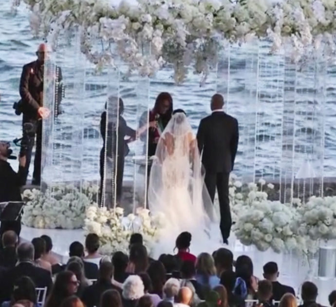 Marcell Jacobs e Nicole Daza hanno detto sì, nozze “blindate” sul lago di Garda: lui arriva in motoscafo – Video