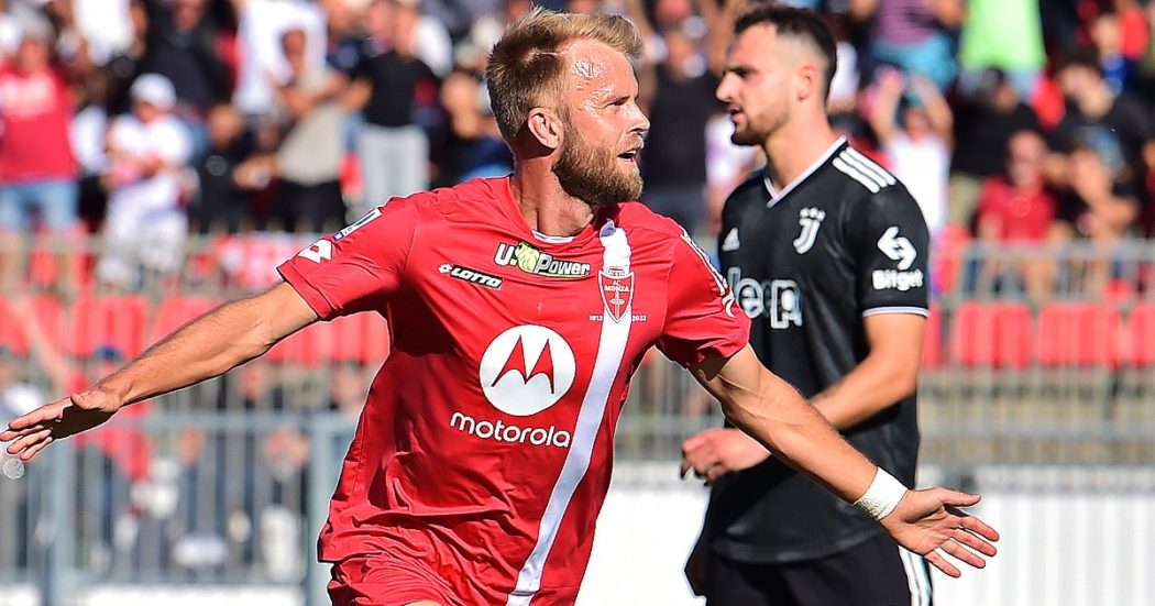 La Juventus perde anche a Monza: Gytkjaer regala la prima vittoria in Serie A ai brianzoli. Di Maria espulso, Allegri sempre più in bilico