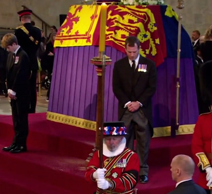 Regina Elisabetta, gli otto nipoti a capo chino intorno al feretro: William e Harry in uniforme – Video