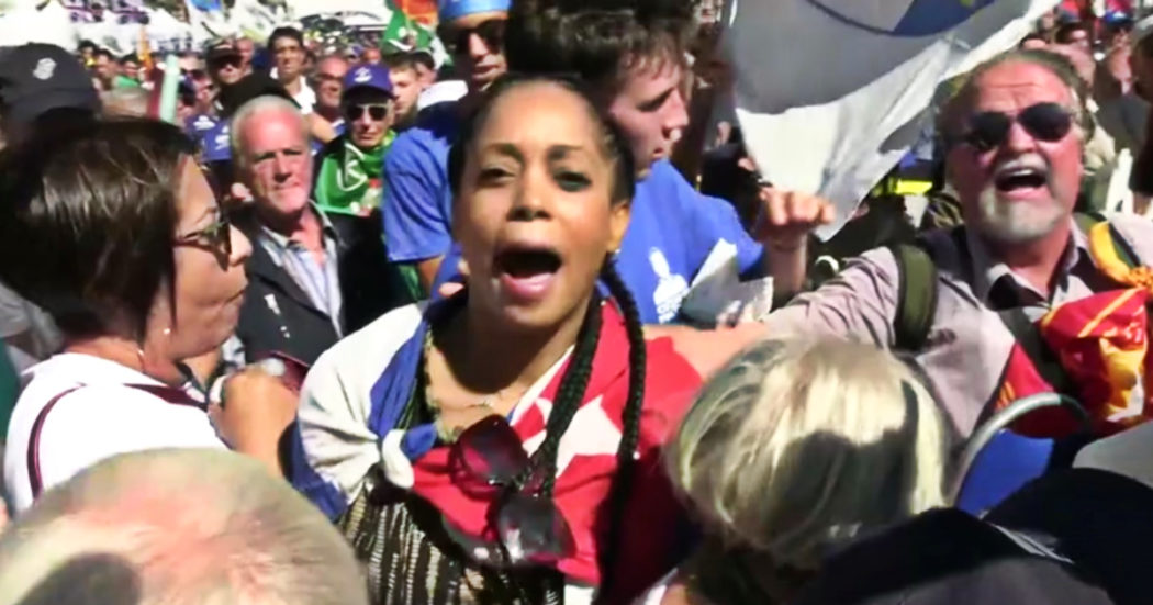 Pontida, militanti cubane anticomuniste scambiate per contestatrici: i leghisti strappano loro il cartello e dicono “tornate a casa vostra”