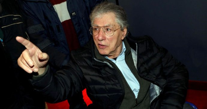 È il primo “pratone” senza Bossi, che resta a casa con la famiglia