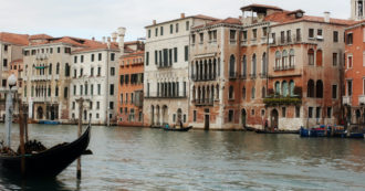 Copertina di Motoscafo a tutta velocità verso una barca a remi: scoppia la rissa a Venezia e un ragazzo finisce in acqua