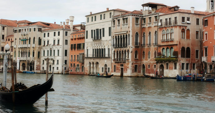 Motoscafo a tutta velocità verso una barca a remi: scoppia la rissa a Venezia e un ragazzo finisce in acqua
