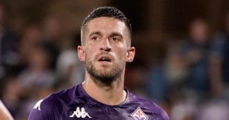 Copertina di Fiorentina, sale la tensione tra i tifosi e il capitano Cristiano Biraghi: “Svegliati”. La replica: “Devi stare muto”
