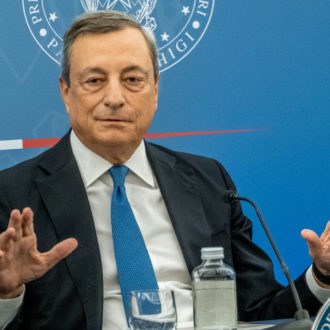 Copertina di Meloni è la controfigura di Draghi: il Fatto di domani 20 settembre