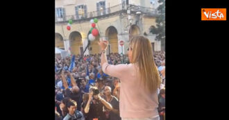 Copertina di Meloni contestata a Caserta, lei risponde dal palco: “Lasciateli stare, cercano l’incidente. Lamorgese incompetente” – Video