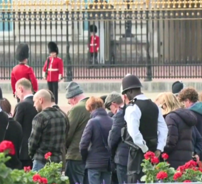 Regina Elisabetta, uno squillo di tromba e due minuti di silenzio chiudono il funerale di Stato – Video