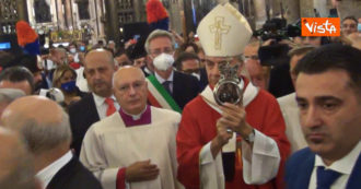 Copertina di A Napoli si ripete il miracolo di San Gennaro, in Duomo esplode la gioia: alla celebrazione Di Maio, De Luca e Manfredi – Video