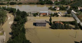 Copertina di Alluvione nelle Marche, vicino a Senigallia tre famiglie ‘prigioniere’ del fango da 4 giorni: “Qui intorno è una laguna, ancora isolati”