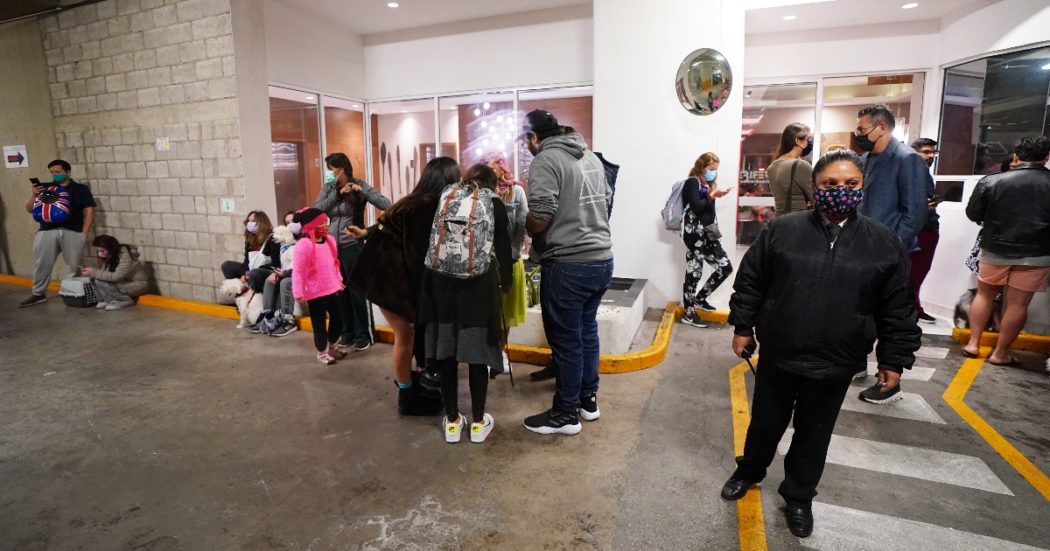 Terremoto in Messico, sisma di magnitudo 7.4 a Coalcomán: scatta l’allerta tsunami. C’è una vittima