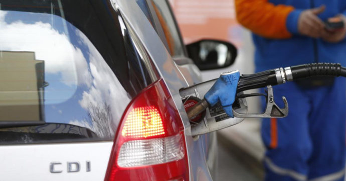 Benzina e gasolio, prezzi ancora in discesa. La verde costa 1,696 al litro,  come un anno fa