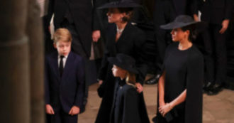 Copertina di Funerale Regina Elisabetta, la tenerezza delle lacrime della piccola Charlotte – LA FOTO