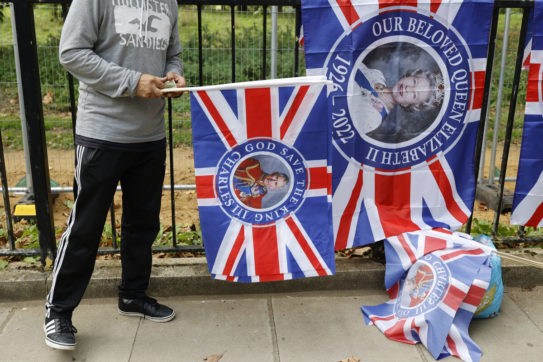 Elisabetta è morta da un anno, e neppure gli altri reali si sentono tanto bene