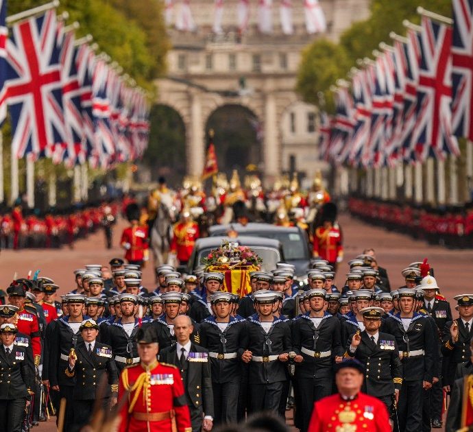 La regina Elisabetta lascia Londra per sempre: è stata sepolta a Windsor. Due minuti di silenzio chiudono le esequie, le lacrime di re Carlo