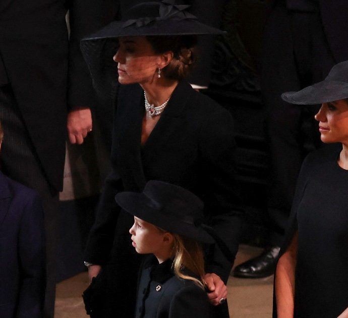 Funerali della regina Elisabetta, il dress code e gli errori nei look: Kate con le perle amate dalla sovrana, Meghan non porta la veletta