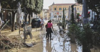 Copertina di Alluvione Marche, automobilista non si ferma al posto di blocco e investe un volontario. Portato in ospedale