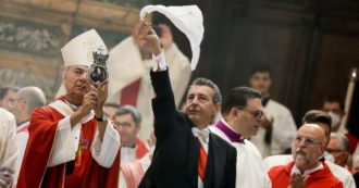 Copertina di Tutti in chiesa per ’O Miracolo: i candidati appesi a San Gennaro