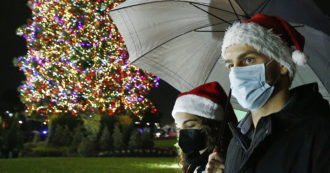 Copertina di Luci di Natale, troppe e inquinanti: meglio meno (e più sicure)