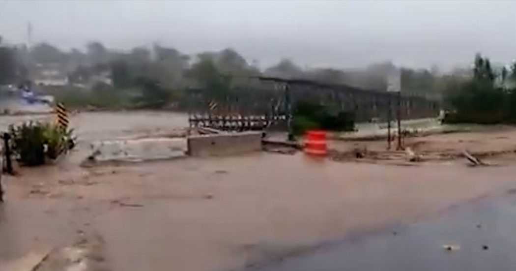 L’uragano Fiona si abbatte su Porto Rico: ponte viene spazzato via dalla forza dell’acqua