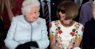 Copertina di Angela Kelly, anche la stylist (e confidente) della regina Elisabetta era ai suoi funerali: ha scelto lei l’abito con cui verrà sepolta