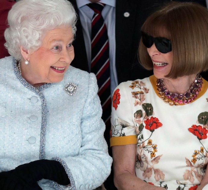 Angela Kelly, anche la stylist (e confidente) della regina Elisabetta era ai suoi funerali: ha scelto lei l’abito con cui verrà sepolta