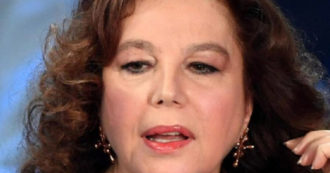 Copertina di Stefania Sandrelli, il doloroso racconto: “Un calciatore della Lazio cerco di avere un rapporto con me, rifiutai, mi gonfiò di botte. Avevo 17 anni”