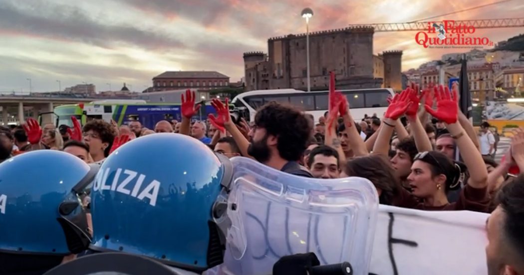 Napoli, tensione prima della visita di Letta a Napoli: studenti con le mani dipinte di rosso per protestare contro l’alternanza scuola-lavoro