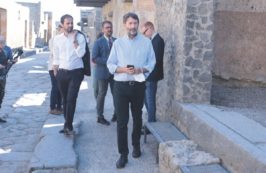 Copertina di Pd, gli ultimi giorni a Pompei: la campagna sfuggente di Franceschini