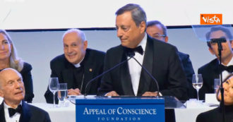 Copertina di Draghi premiato a New York si rivolge a Kissinger: “Sono commosso, la tua presenza è un grande regalo per me” – Video