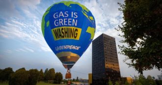 Copertina di Greenpeace contro l’Ue per il gas e nucleare nella Tassonomia verde: avviata l’azione legale