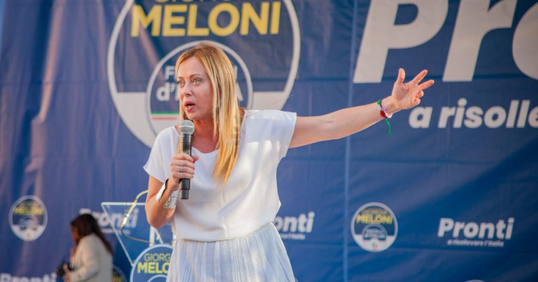 Giorgia Meloni, il racconto della stampa spagnola sul padre (che la abbandonò da piccola): “Fu condannato per traffico di droga”