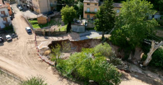 Copertina di Alluvione Marche, si apre grossa voragine di fronte alle case di Petrara – Video