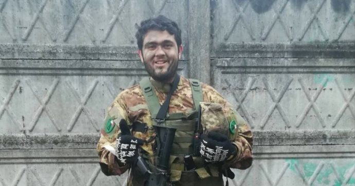 Foreign fighter italiano di 27 anni morto in Ucraina, era nel Paese da marzo per sostenere i militari di Kiev. Il padre: “Ci lascia da eroe”