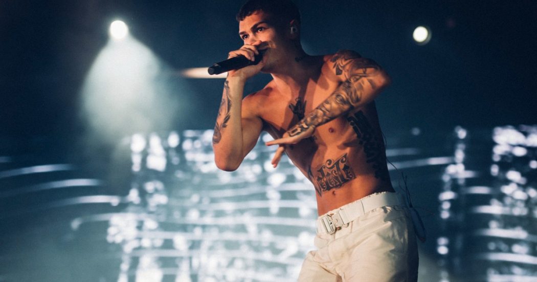 Blanco chiude il tour con 350mila biglietti venduti e il sesto disco di platino: “Lanciatevi nei vostri sogni senza paracadute che tanto vi schianterete comunque”