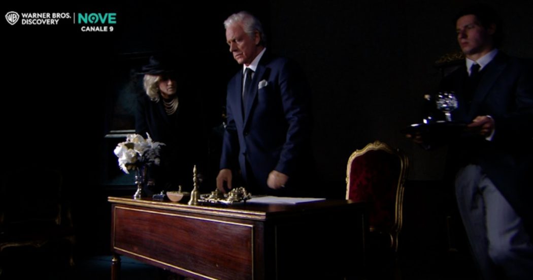 Crozza per la prima volta nei panni di Re Carlo III alle prese con le difficoltà “reali” quotidiane