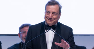 Copertina di Draghi premiato come “statista dell’anno” a New York: “Le autocrazie prosperano con la nostra esitazione. Far rispettare le linee rosse”