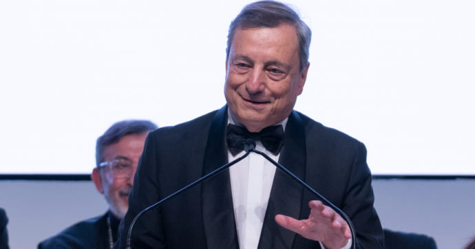 Draghi premiato come “statista dell’anno” a New York: “Le autocrazie prosperano con la nostra esitazione. Far rispettare le linee rosse”