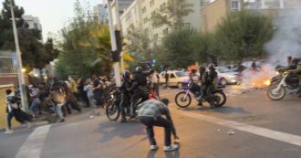 Copertina di 5 morti alle proteste per Mahsa Amini, uccisa dalla polizia per un velo indossato male