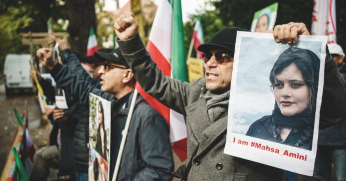 Teheran, il regime reprime le proteste nel sangue: 5 morti