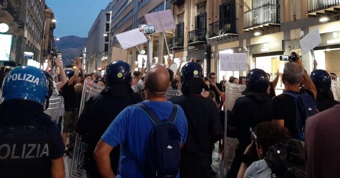 Caricati  i manifestanti anti-Giorgia