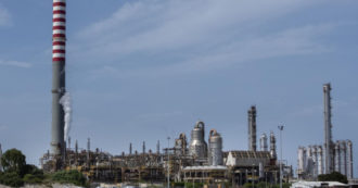 Copertina di Financial Times: “Fondo Usa interessato alla raffineria siciliana di Priolo della russa Lukoil”