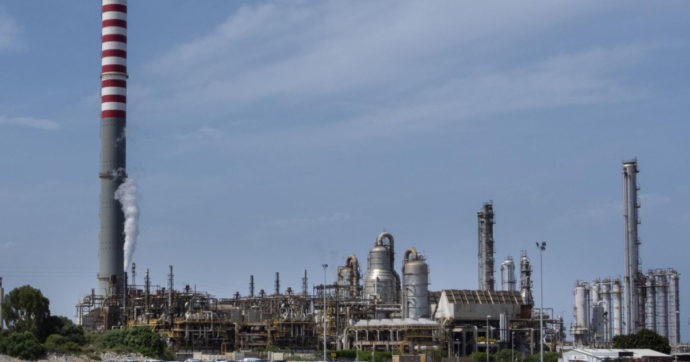 Financial Times: “Fondo Usa interessato alla raffineria siciliana di Priolo della russa Lukoil”