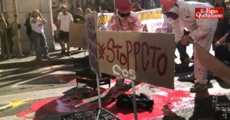 Copertina di Milano, studenti protestano davanti a Confindustria contro l’alternanza scuola-lavoro: “I nostri compagni morti in luoghi non sicuri”