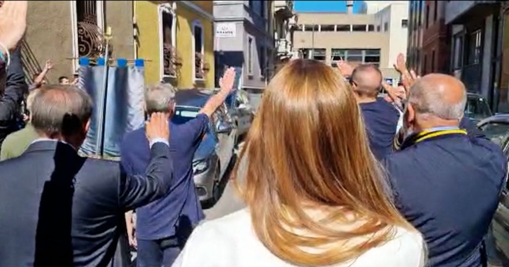 Milano, assessore regionale La Russa (FdI) fa il saluto romano al funerale di uno storico militante di estrema destra