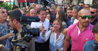 Copertina di Napoli, bagno di folla per Conte: “Reddito? Meloni e Renzi fanno guerra ai poveri. Sistema di welfare presente nei Paesi occidentali”