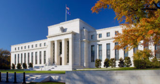 Copertina di La Federal Reserve alza il costo del denaro dello 0,75%. Tassi Usa sui livelli più alti dal 2008