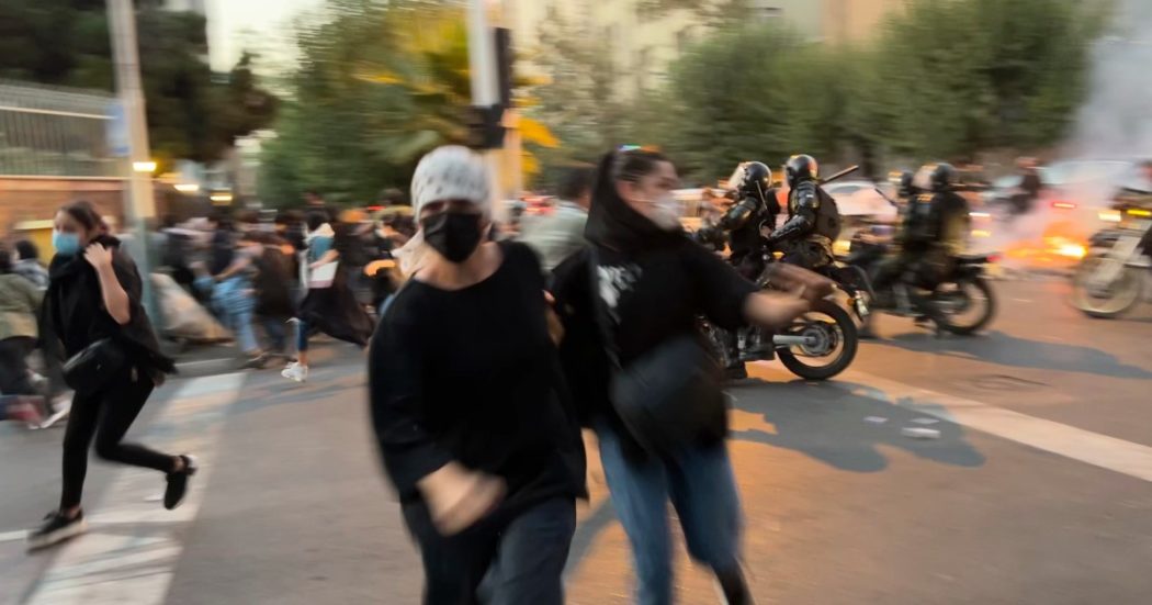 Iran, continuano le proteste in piazza dopo la morte di Mahsa Amini: almeno 35 morti. Il presidente Raisi: “Reagire duramente”